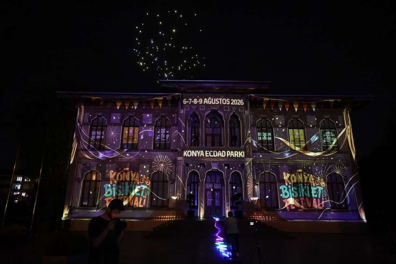 Konya Bisiklet Festivali başladı! Gökyüzünü drone’lar, tarihi yapıyı ışık gösterisi aydınlattı 4